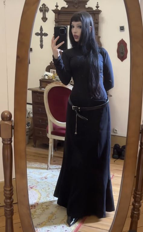 Alt Women Outfits, Gothic Modest Outfits, Hip Windows Outfit, Dark 70s Style, All Black Old Money Outfit, Alternative Modest Outfits, Southern Gothic Style, Dark Adacemia Outfits, Goth Trench Coat Outfit