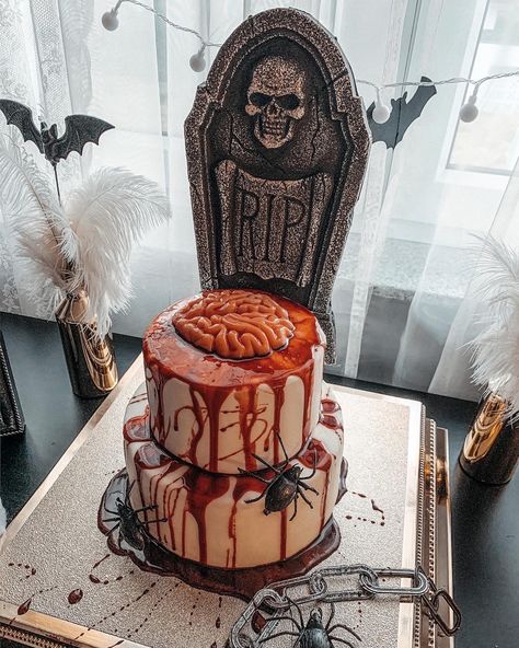 Halloween Birthday Cakes Aesthetic, Creepy Cakes Scary Halloween, Halloween Cake Ideas Scary, Halloween Brain Cake, Halloween Tårta, Creepy Cakes, Haunted School, Scary Halloween Cakes, Spooky Halloween Cakes