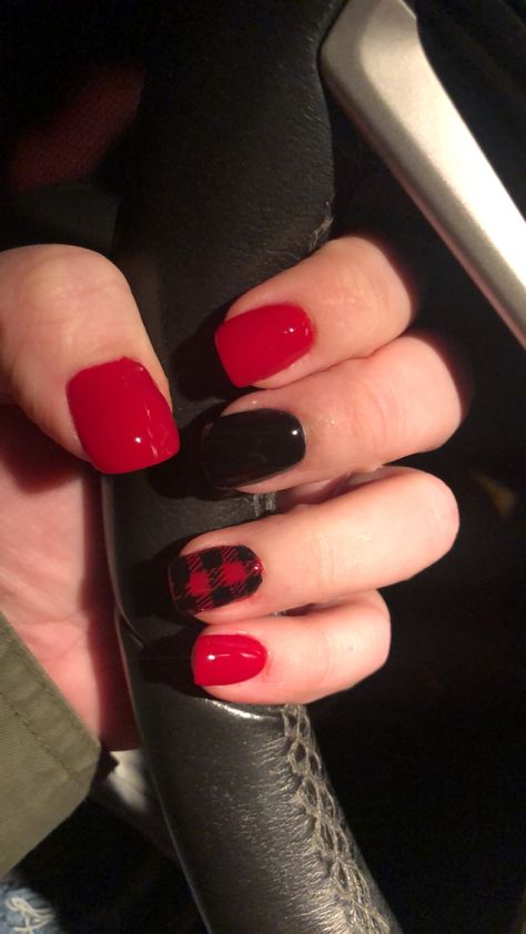 Red Buffalo Plaid Nails, Christmas Nails Buffalo Plaid, Black And Red Dip Nails, Lumberjack Nails, Red And Black Gel Nails Ideas, Buffalo Plaid Nail Designs, Black And Red Holiday Nails, Buffalo Nails, Buffalo Plaid Nails Christmas