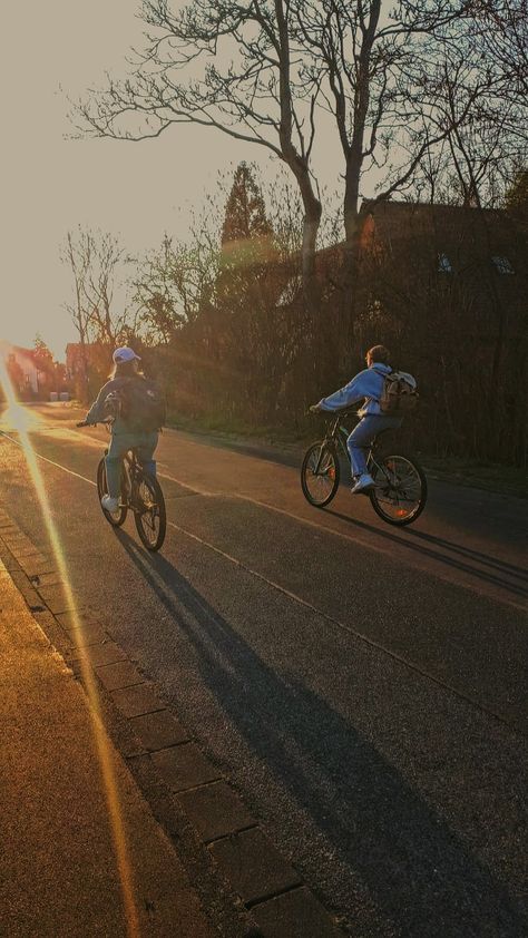 #bike #sunset #aesthetic #friends #tour #fahrrad #sonnenuntergang #freunde Biking With Friends, Fall Aesthetic Friends, Roommates Aesthetic, Riding Bike Aesthetic, Aesthetic Bike Ride, Bike Riding Aesthetic, Bike Ride Aesthetic, Biking Aesthetic, Aesthetic Bike