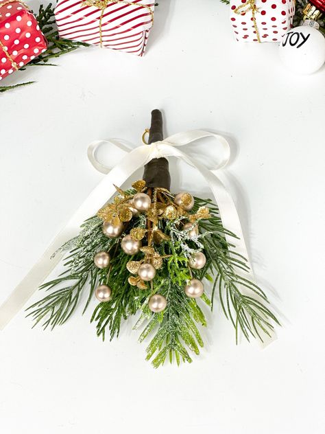 Wedding Mistletoe, Christmas Greenery Decor, Hanging Mistletoe, Family Holiday Gifts, Faux Christmas, Christmas Basket, Christmas Décor, Farmhouse Wedding, Wedding Props