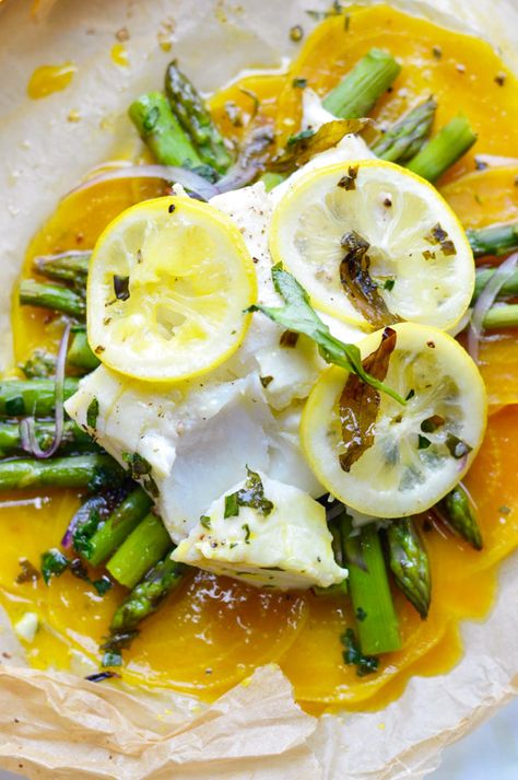 Fish And Asparagus Recipes, Fish And Asparagus, Fish In Parchment, Fish Parcels, Coconut Fish, Fish And Vegetables, Lemon Asparagus, Baked Fish, Asparagus Recipe