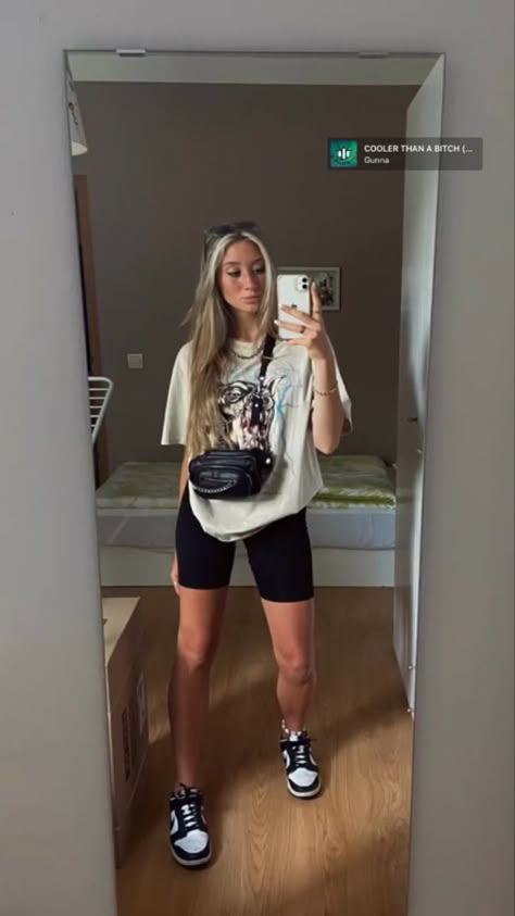 Knee Length Biker Shorts Outfit, Legging T Shirt Outfit, Summer Outfits Dunks, Summer Outfits For Travel, Dunks With Leggings, Dunks Summer Outfit, Dunks Outfit Summer, Panda Outfit, Dunk Outfit