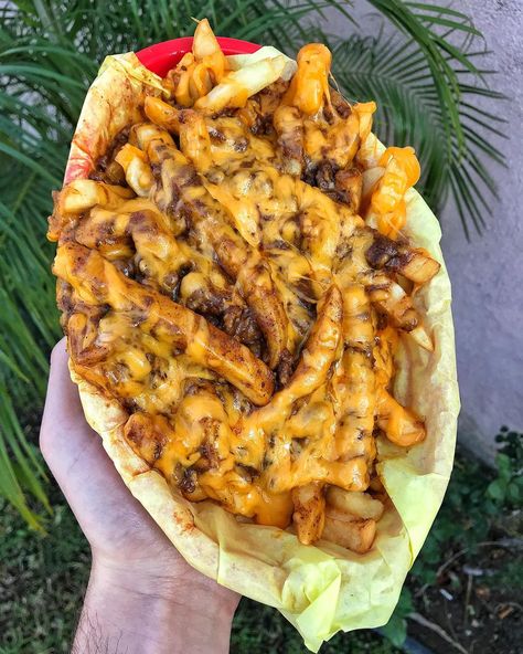 Liam Donafee on Instagram: “GOOEY CHILI CHEESE FRIES 🍟 from Troys burgers #6 in Glendale! To sum everything up 😂 Just get super drunk and order chili cheese fries 🍺 I…” Chile Cheese Fries, Loaded Chili Cheese Fries, French Fries With Cheese, Chilli Cheese Dogs, Chili Cheese Nachos, Chilli Cheese Fries, Chili Cheese Burger, Chili Fries, Cheesy Fries