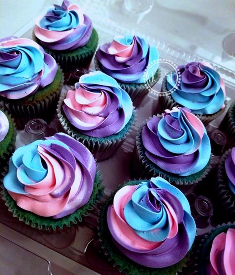 Pastel Galaxy Cupcakes, Descendants Birthday Decorations, Descendents Birthday Party Ideas, Descendents Birthday Party, Enid Birthday Party, Vampirina Cupcakes, Aphmau Birthday Party Ideas, Descendants Cookies, Descendants Cupcakes