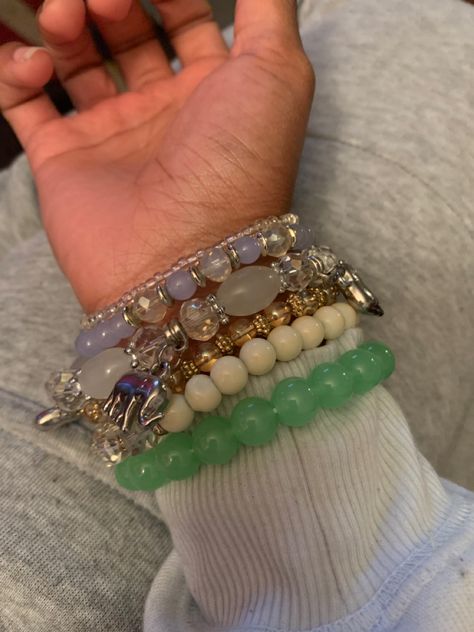 Lots Of Bracelets On Wrist, Bracelets On Wrist, Lots Of Bracelets, W Outfits, Body Jewelry Diy, Girly Bracelets, Dope Jewelry Accessories, Crystal Bead Jewelry, Wrist Jewelry