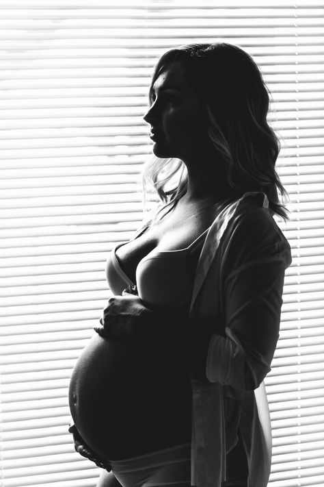 Pregnancy photo Silhouette Black and White Boudiour Maternity Photoshoot Ideas, Black And White Pregnancy Photos, Maternity Boudiour Photoshoot, Pregnancy Bump Photos, Pregnancy Photoshoot Beach, Motherhood Pictures, Black And White Maternity, Maternity Studio Photoshoot, Pregnancy Bump