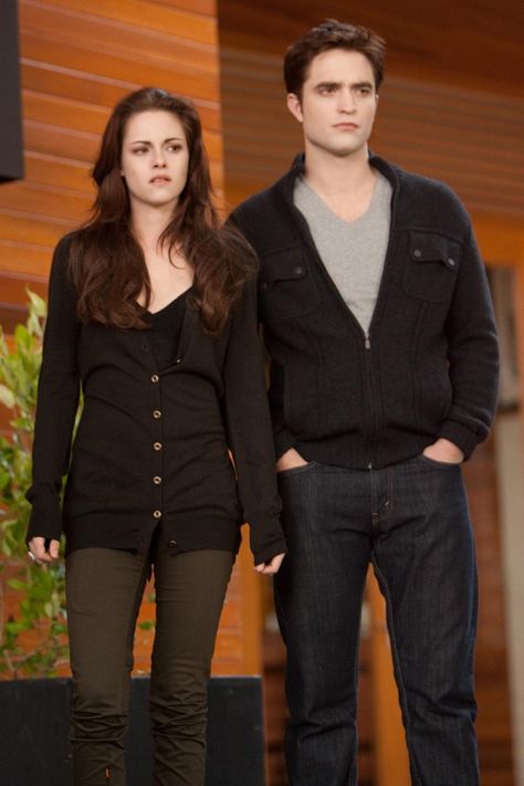 Twilight Bella And Edward, Dark Sweater, Twilight Outfits, Twilight Saga Breaking Dawn, Kristen And Robert, Twilight Saga Series, Bella Cullen, Twilight Breaking Dawn, Twilight Edward