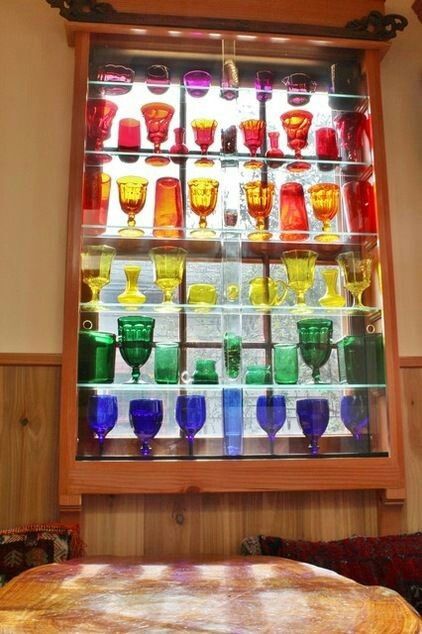 Rainbow Colored Glass Display Ideas, Coloured Glass Display, Glass Bottle Display, Rainbow Glass Display, Displaying Glassware Ideas, Colored Glassware Display, Colored Glass Display, Kitchen Glass Display, Glass Collection Display