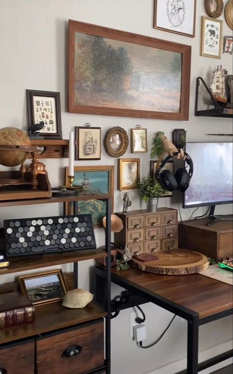 Vintage Fantasy Aesthetic Room, Vintage Explorer Aesthetic Decor, Desk Vintage Aesthetic, History Room Aesthetic, Vintage Desk Setup Aesthetic, Victorian Gaming Setup, Pc Desk Aesthetic, Gaming Setup Vintage, Wooden Pc Setup