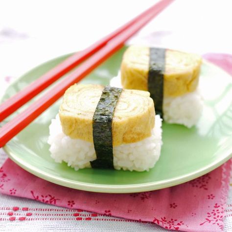 tamago nigiri... i could quite happily live off you everyday for the rest of my life Tomago Sushi Recipe, Tomago Sushi, Tamago Nigiri, Sweet Omelette, Sushi Bazooka, Vegetarian Kids, Sushi Roll Recipes, Sushi Making, Nigiri Sushi