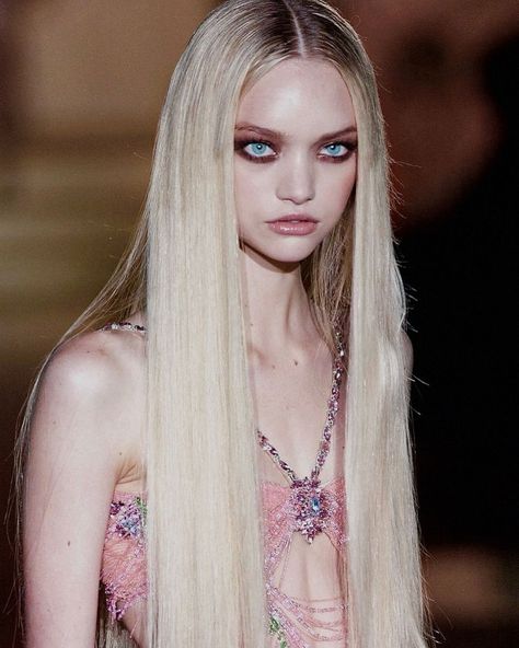 Velvey (@velvetcoke) posted on Instagram: “Gemma Ward for Versace S/S 2004. She was dubbed as the ‘exotic blonde’ after photographer Michael Thompson said “She's an exotic blonde,…” • Aug 6, 2021 at 5:51pm UTC Gemma Ward, Model Runway, Versace Couture, Model Aesthetic, Long Blonde, Long Blonde Hair, John Galliano, Model Life, Maquillaje De Ojos