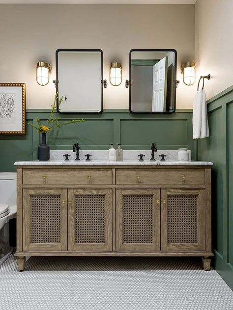 Bathroom Wainscoting Ideas, Stylish Bathroom Ideas, Moody House, Secondary Bathroom, Teen Bathroom, Bathroom Wainscoting, Teen Bathrooms, Beadboard Bathroom