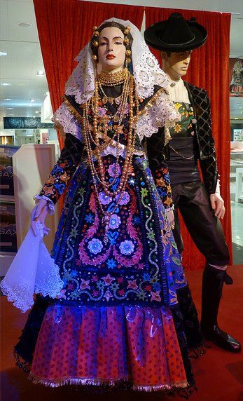 Spain Traditional Dress, Spanish Costume, Costumes For Dance, Outfits For Spain, Spanish Outfits, Salamanca Spain, Spanish Clothing, Traditional Mexican Dress, Spanish Dress