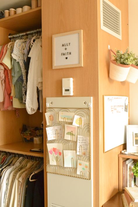 Organization Under Bed, Dorm Organization Hacks, Dorm Rooms Decorating, Dorm Room Seating, Decorating Dorm, Dorm Closet Organization, Dorm Room Closet, Pretty Dorm Room, Dorm Themes