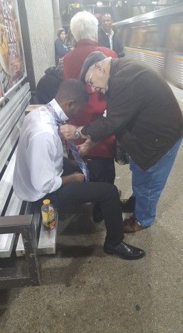 Sitting On A Bench, Heartwarming Photos, Elderly Couples, Human Kindness, Faith In Humanity Restored, Humanity Restored, Good Deeds, Faith In Humanity, Random Acts Of Kindness