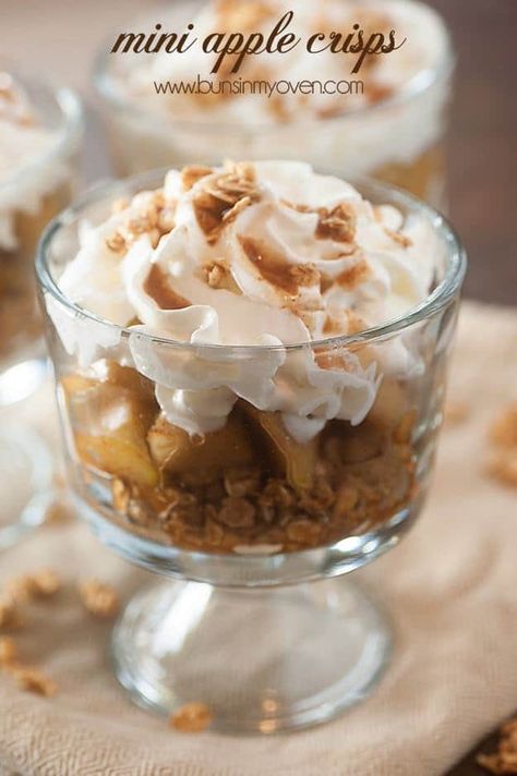 Mini Apple Crisp Recipe, Caramel Apple Crisp Recipe, Mini Thanksgiving Desserts, Recipes Apples, Mini Thanksgiving, Mini Caramel Apples, Caramel Apple Crisp, Apple Crisps, Easy Apple Crisp Recipe