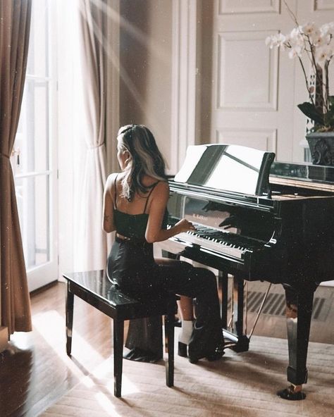 ᴘɪɴᴛᴇʀᴇsᴛ ⋆ ᴊᴏᴜɪʀxʙɪᴛᴄʜ Playing Piano Photography, Playing Piano And Singing, Piano And Singing, Piano Photoshoot, Singing Aesthetic, Piano Photography, Piano Pictures, Piano Aesthetic, Piano Girl