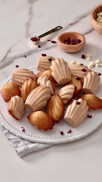 White Chocolate Madeleines, Madeline Flavors, Chocolate Covered Madeleines, Chocolate Madeleines, Mini Madeleines, Madeleine Cake, Madeline Cookies, Madeleine Recipe, Vanilla Bean Paste