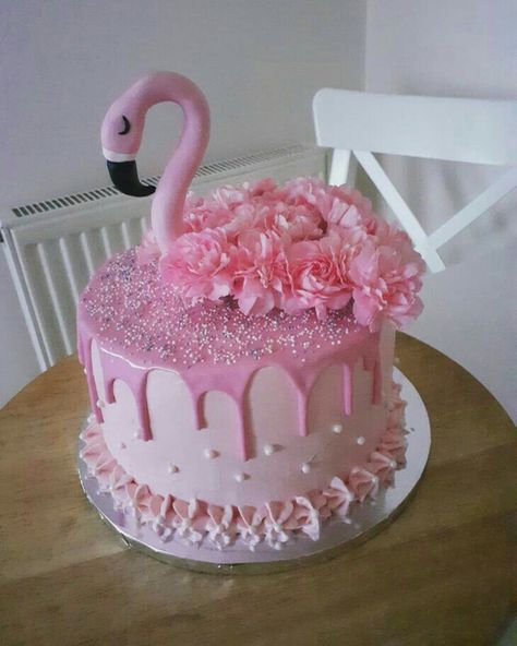 Flamingo Birthday Cake, Flamingo Cupcakes, Flamingo Cake, Anniversaire Diy, Flamingo Birthday Party, Tropical Birthday, Luau Birthday, Flamingo Birthday, Cake Decorating Tutorials