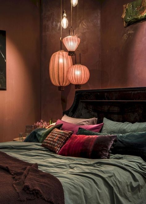 Mauve Ceiling Bedroom, Brown And Jewel Tone Living Room, Moody Moroccan Bedroom, Cozy Jewel Tone Bedroom, Art Deco Inspired Bedroom, Mauve Bedroom Ideas Bohemian, Dark Retro Bedroom, Mauve Boho Bedroom, Burgundy And Green Bedroom