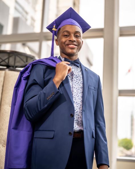 Graduation Photo Poses For Boys, Senior Photo Shoot Ideas For Guys, Male Graduation Photoshoot, Grad Poses For Guys, Black Men Graduation Pictures, Graduation Poses For Guys, 8th Grade Graduation Pictures, Boy Graduation Pictures, Convocation Photoshoot