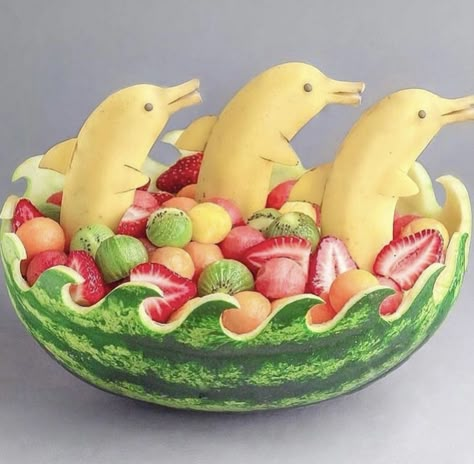 Fruit Creations, Fruit Platter Designs, Decorações Com Comidas, Food Art For Kids, Amazing Food Decoration, Amazing Food Art, Creative Food Art, Food Carving, Easy Food Art