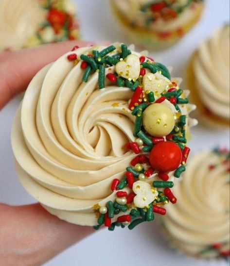 Cupcake Sprinkles Decoration, Christmas Theme Cupcakes, Christmas Merengue, Christmas Decorated Cupcakes, Winter Cupcakes Decorating, Easy Christmas Cupcakes Decoration, Christmas Bakery Ideas, Buttercream Christmas Cookies, Christmas Cupcake Decorating Ideas