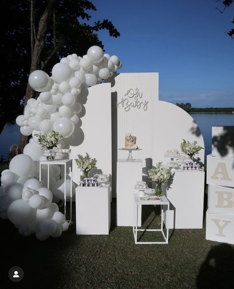 White Theme Gender Reveal Party, White Gender Reveal Decor, All White Gender Reveal Party Decor, White Themed Gender Reveal, White Gender Reveal Decorations, All White Gender Reveal Party Ideas, Black And White Gender Reveal Ideas, Modern Gender Reveal Ideas, Gender Reveal All White