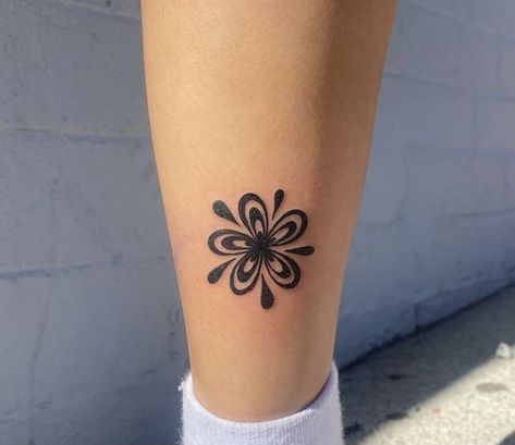 Symmetrical Knee Tattoos, Outside Knee Tattoo, Groovy Tattoo Ideas, Around The Knee Tattoos Women, Under The Knee Tattoo, Small Dainty Tattoo, Indie Tattoo Ideas Hippie, Over Knee Tattoo, Dainty Tattoo