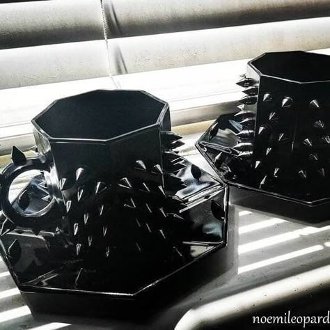 Casa Rock, Spiked Tea, Goth Houses, Goth Kitchen, Gothic Kitchen, Tomb Sweet Tomb, Goth House, Gothic Stuff, Spooky Home