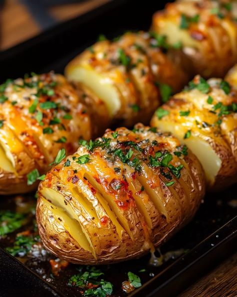 Hasselback Potatoes Recipes, Food Potatoes, Hasselback Potatoes, Garlic Potatoes, Healthy Food Dishes, Crispy Potatoes, Baked Potatoes, Flavorful Recipes, Food Obsession