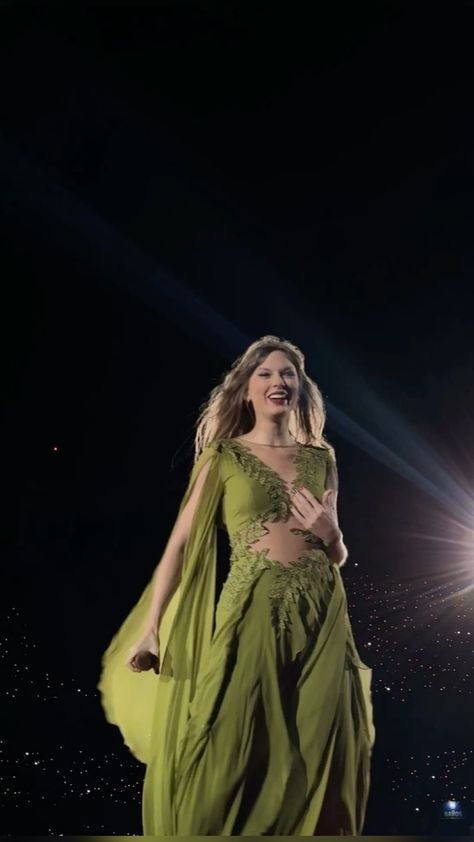 Eras Tour Wallpaper Aesthetic, Taylor Swift Aesthetic Eras Tour, Taylor Swift Aesthetic Eras, Taylor Swift Green, Aesthetic Eras Tour, Eras Tour Folklore, Folklore Taylor Swift, Folklore Dress, Taylor Swift Aesthetic