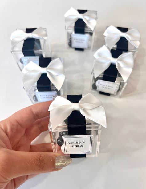 Black & White Wedding Guest Favors Black And White Wedding Favors, Wedding Souvenirs Ideas, Wedding Souvenirs For Guests, White Wedding Guest, Wedding Guest Favors, Modern Wedding Favors, White Wedding Favors, Guest Favors, Black Candy