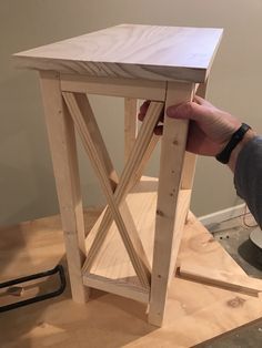 End Table Plans, Farmhouse End Tables, Wood Table Diy, Diy Side Table, Small End Tables, Farmhouse Side Table, Diy End Tables, Table For Living Room, Wooden Side Table