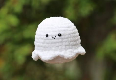 Amigurumi Ghost - Plush No-Sew Crochet Ghost - Free Pattern - Little World of Whimsy Ghost Crochet Pattern, Ghost Amigurumi, Ghost Plushie, Ghost Crochet, Ghost Plush, No Sew Crochet, Crochet Ghost, Novelty Yarn, Halloween Crochet Patterns