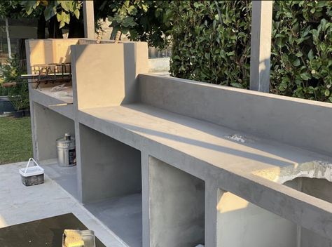 Brick Built Outside Kitchen, Concrete Barbecue Outdoor, Outdoor Concrete Kitchen, Simple Outdoor Kitchen Ideas, Concrete Kitchen Table, Concrete Bbq, Outdoor Kitchen Concrete, Outdoor Grill Diy, Concrete Outdoor Kitchen