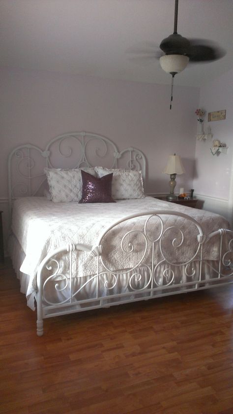 Iron Cot Designs, Iron Bed Aesthetic, White Wrought Iron Bed, White Metal Bed Frame Aesthetic, Rot Iron Bed, Metal Bed Frame Aesthetic, Iron Beds Bedroom Decorating Ideas, Iron Bed Design, Iron Bedframe