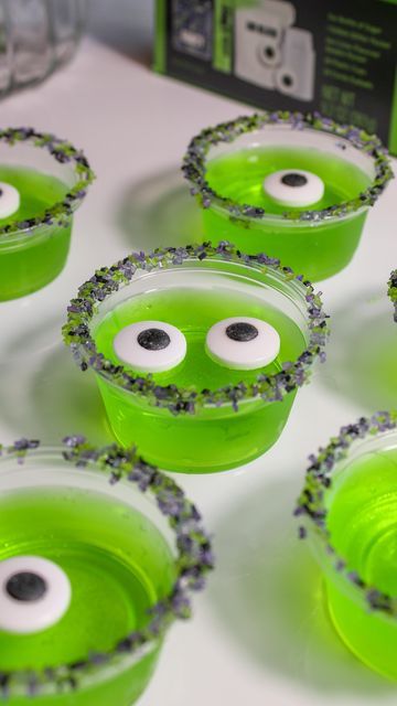 Spooky Pudding Shots, Boba Jello Shots, Jelly Halloween Ideas, Halloween Jelly Shots, Halloween Jello Ideas, Halloween Hello Shots, Spooky Jello Shots, Spooky Jello, Halloween Jungle Juice