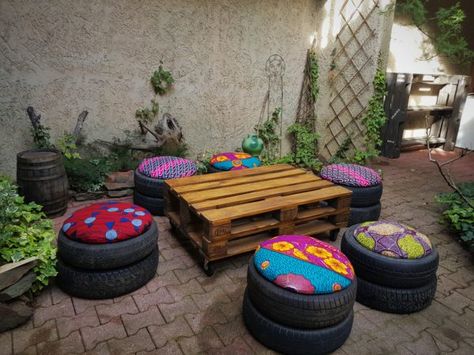 #Garden, #Patio, #Recycled Make some of these easy Tire Poufs and upcycle tires into comfortable, fun, and practical patio seating or party decor!  Tire Poufs - who knew that worn tires could be upcycled into functional and cheery seating? You only need to find some used Backyards Idea, Upcycle Tires, Design Per Patio, Tire Furniture, Tire Garden, Outdoor Living Space Design, Spool Tables, Cable Spool, Tyres Recycle