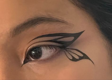 Hippi Eye Makeup, Fairy Makeup Eyeliner, Fairy Wing Eye Makeup, Fairy Wings Makeup, Fairycore Eyeliner, Portals Makeup Ideas, Winged Eyeliner Aesthetic, Fairy Wing Makeup, Fairy Wing Eyeliner