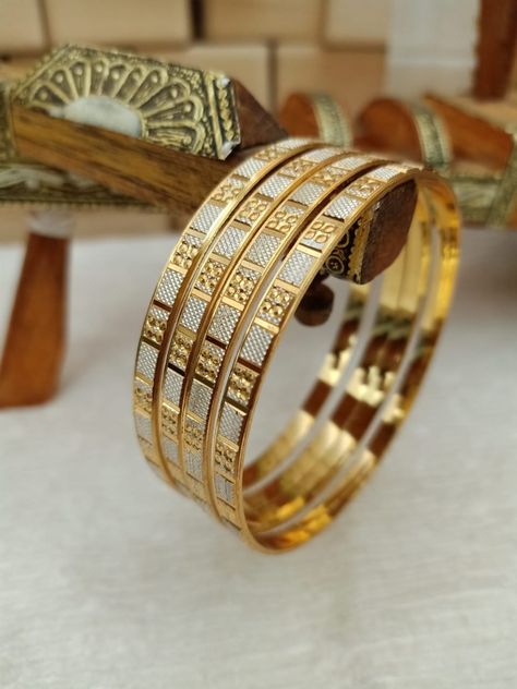 Kids Bangles Gold Indian, Bangles Indian Gold, Plain Gold Bangles, Gold Jewelry Prom, Kids Bangles, Gold Bangles For Women, New Gold Jewellery Designs, Gold Bangle Set, Antique Gold Jewelry Indian