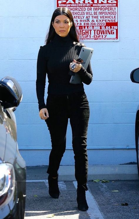 Kourtney Kourtney Kardashian Street Style, Kardashian Street Style, Street Style 2017, Kourtney Kardashian, Riding Helmets, Street Style