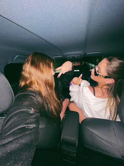 Car Photoshoot With Friends, Car Pics With Friends, Car Ride With Friends, Sister Beach Pictures, Bffs Pics, Besties Summer, Car Selfies, Photos Bff, Ocean Tropical