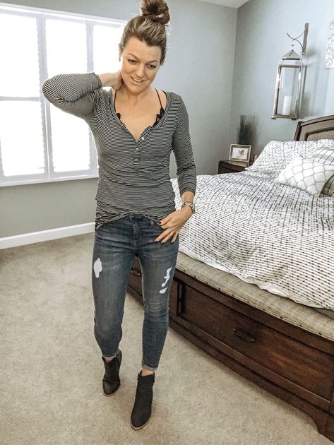 Gray Henley Outfit, How To Style Henley Shirt, How To Style A Henley Shirt Women, Henley Shirt Outfit, Mama Fashion, Henley Shirt Women, Winter To Spring, Mama Style, Henley Shirt