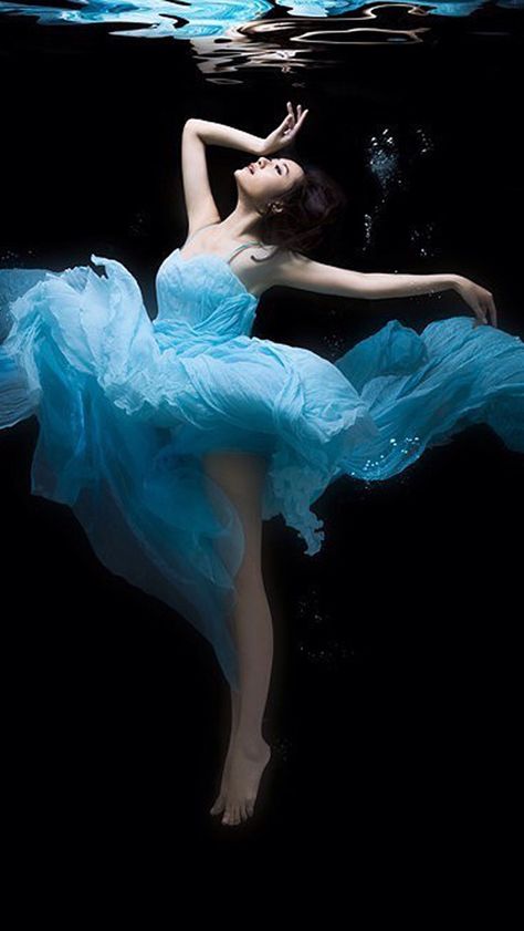 Underwater magic Ballerina Wallpaper, Ballet Wallpaper, Underwater Model, Underwater Photoshoot, Dance Wallpaper, Ballet Aesthetic, Bawah Air, Water Aesthetic, Underwater Art