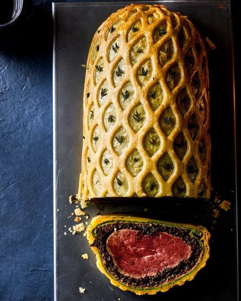 Venison Wellington Recipe, Christmas Mains Recipes, Christmas Wellington, Christmas Beef Wellington, Venison Wellington, Christmas Main Course, Wellington Food, Christmas Meat, Gourmet Christmas