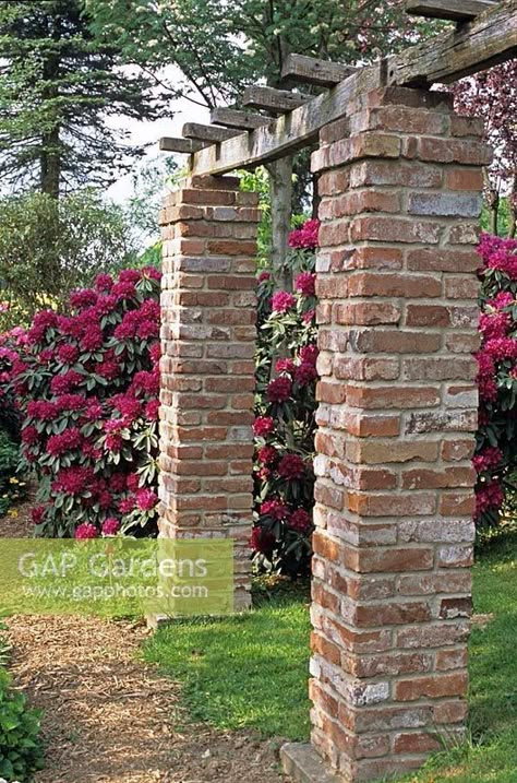 Brick Structure, Brick Pillars, Brick Garden, Front Yard Landscaping Plans, Front Yard Landscaping Simple, Garden Deco, Front House Landscaping, Outdoor Decor Backyard, Rustic Garden Decor