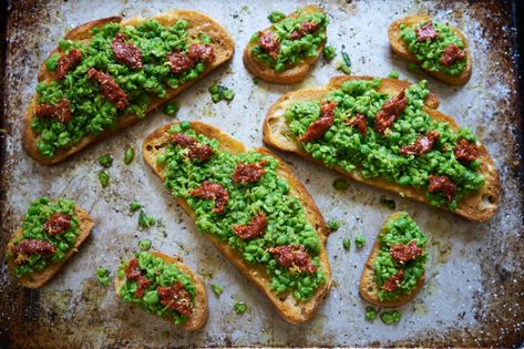 Crostini with Peas, Mint and 'Nduja. Easy picnic food ideas. Quick and easy cold open faced sandwich. Tartine appetizer recipes. #crostini  #picnic #picnicfood #tartine Crostini Toppings, Easy Spring Recipes, Crostini Appetizers, Pea Pesto, Crostini Recipes, Pea Recipes, Cooking Guide, Pesto Recipe, Tapenade