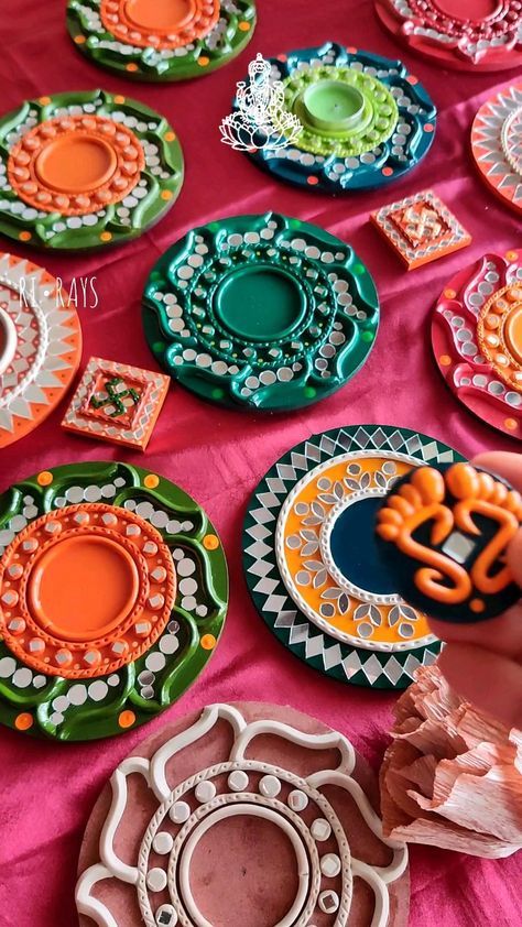 Painted Mirror Art, Thali Decoration Ideas, Mosaic Art Diy, Diwali Decoration Items, Diy Diwali Decorations, Lippan Art, Mirror Crafts, Diwali Craft, Diwali Diy